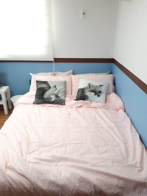 넉넉한 퀸사이즈침대. 이쁜동물쿠션 까지!