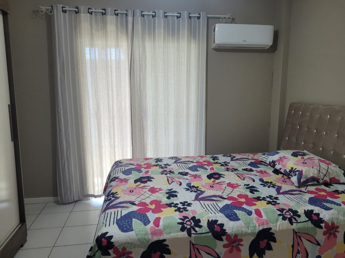 ห้อง 1 พร้อมห้องน้ำในตัว
ทางเข้าระเบียง 

เตียงควีนไซส์สะดวกสบาย 
Ar Condicionado 

เรามีเครื่องนอนให้:
01 Lençol
02 หมอนพร้อมหมอน 
01 ผ้าห่มเบาๆ 
01 เกมผ้าขนหนู

ตู้เสื้อผ้า
Cortina com Blecaute. 