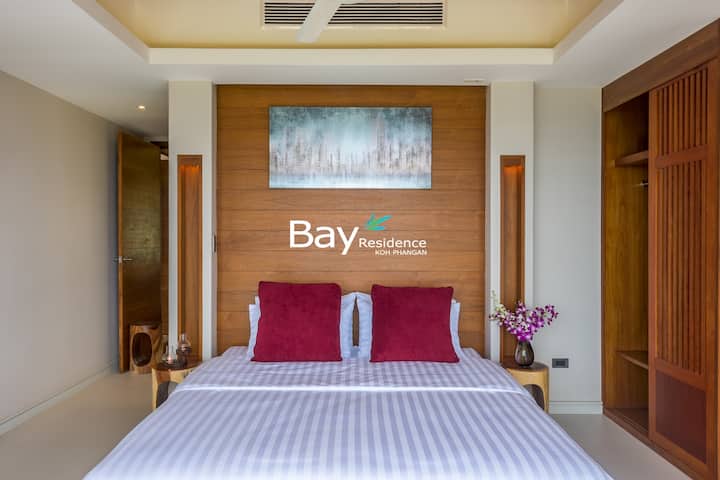 ห้องนอนหรูหราและน่าอยู่ พร้อมผ้าปูที่นอนเนื้อนุ่ม แสงไฟที่สร้างบรรยากาศ และการผสมผสานเนื้อไม้กับการออกแบบมินิมอลอย่างมีรสนิยม
