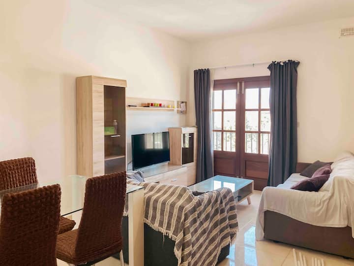 Dnevni boravak s udobnim dvosjedom na razvlačenje i trosjedom