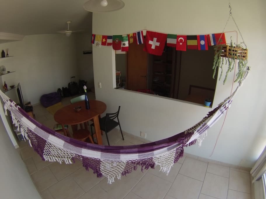 Área ampla para café da manhã com rede e vista