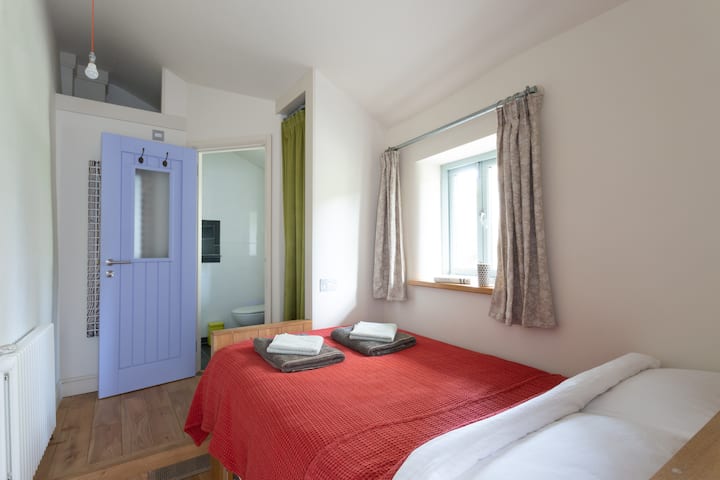 套房卧室很小，但形状完美！ 床是4英尺x ，加长6英寸6英寸。非常舒适！