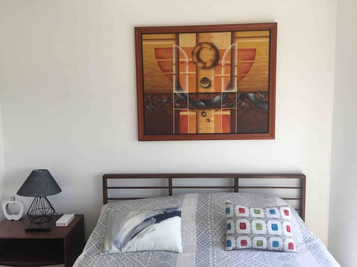 主卧室标准双人床
阳台私人卫生间 