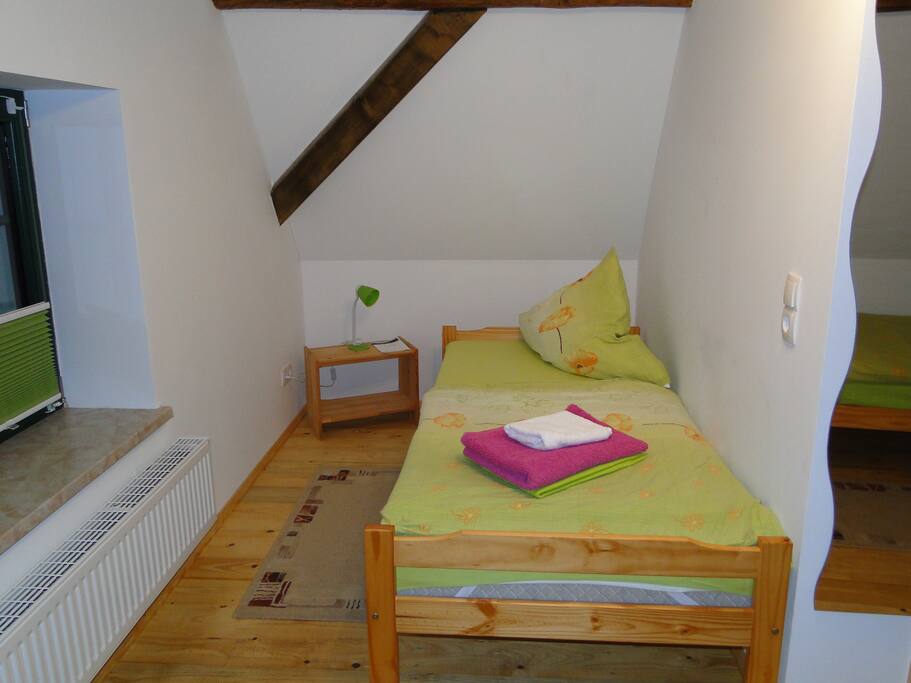 Vom Bett aus auf den Hof sehen.
