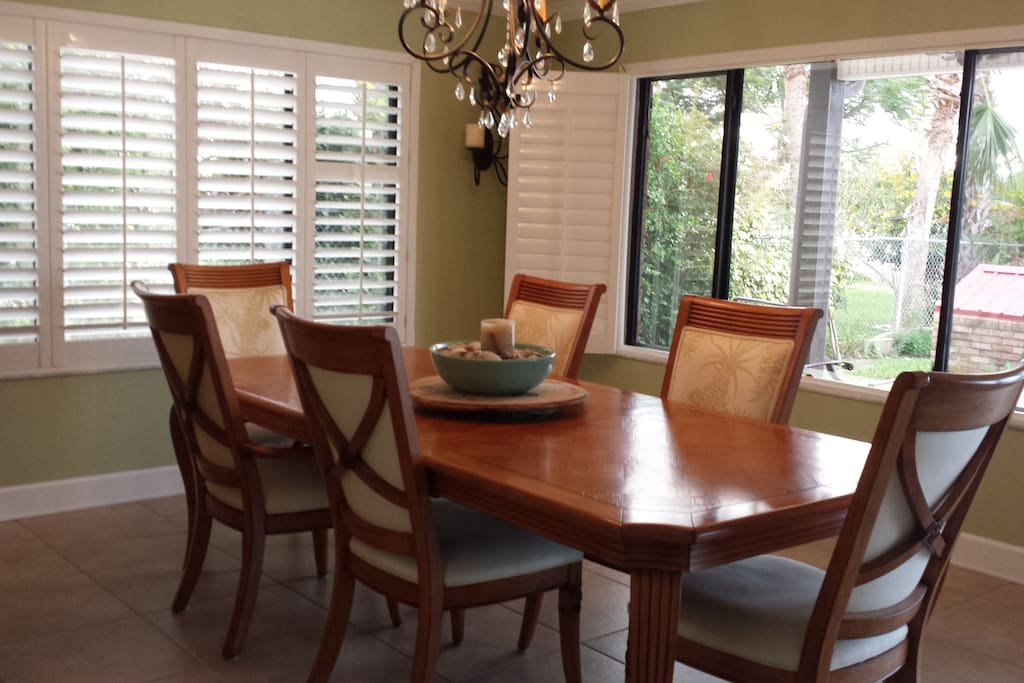 Dinning area looking out to the
Intracoastal water
