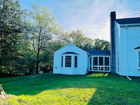 Top Airbnb: Cozy Guesthouse & Healing Vibes in Kerhonkson