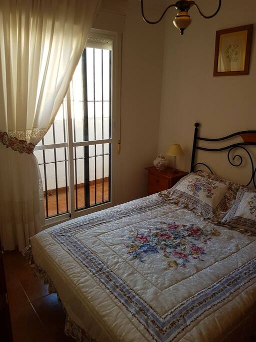 Dormitorio de matrimonio con una terraza exterior (aquí hay una cama individual plegable que se puede colocar en el otro dormitorio)