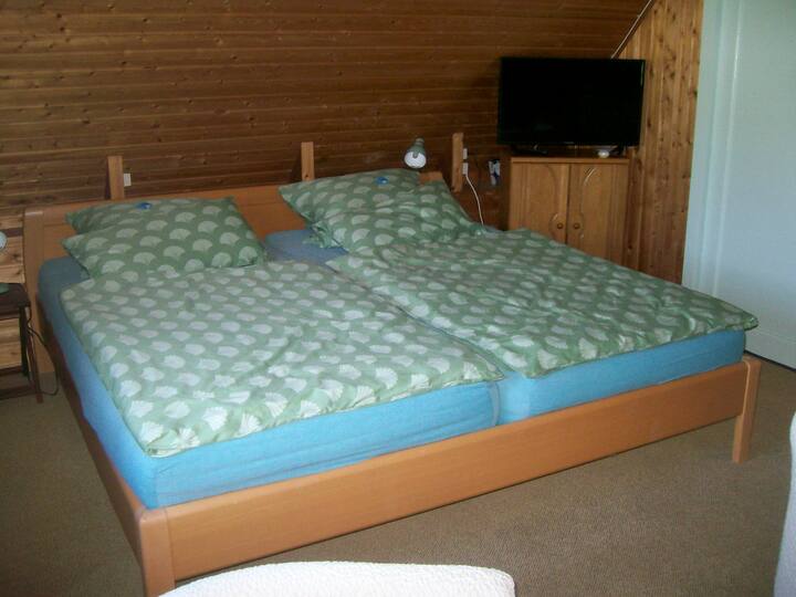 Panda kwenye kitanda cha watu wawili