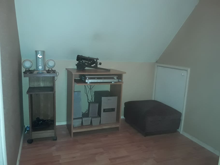 Holl pequeño espacio entre las dos habitaciones con escritorio. Equipo de música y puff