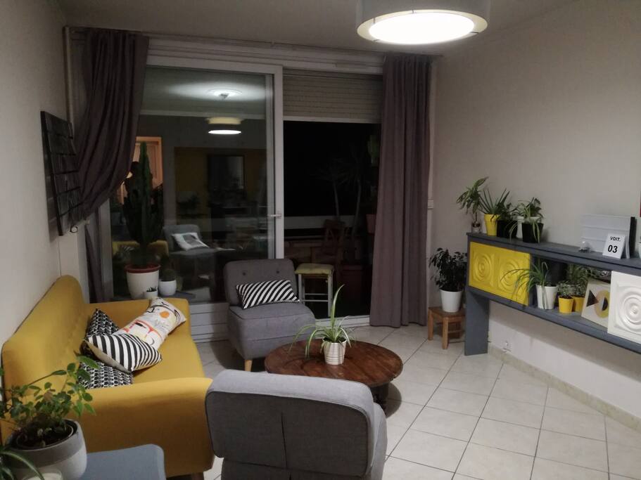 Le salon - salle à manger composé d'un coin salon (1 canapé et 2 fauteuils), un coin repas (table 4 personnes) et d'un bureau.