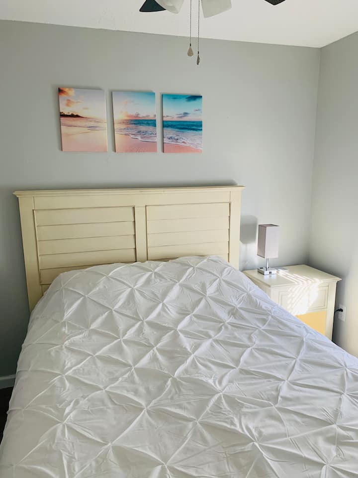 Chumba cha kulala 3 Queen Bed , Chest of Drawers , stendi ya usiku na kabati la kituo cha kuchaji. 