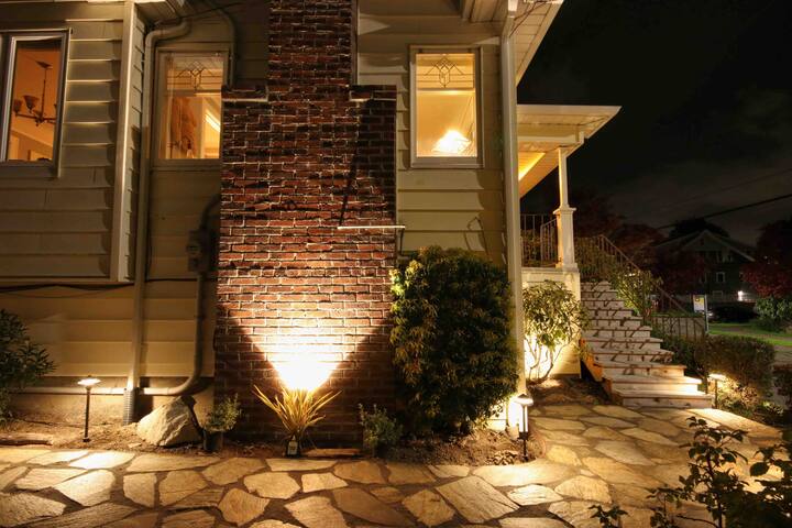 1926 Ballard • Sunset Hill • A/C • EV • Fireplace! gallery image 2