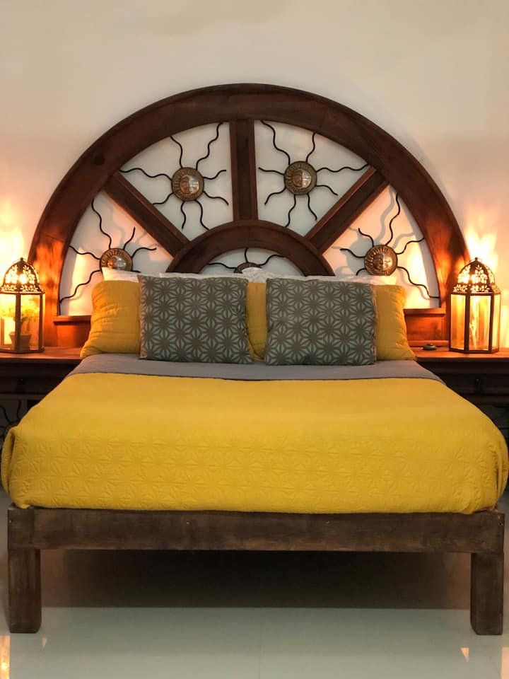 带LED照明的厨房。