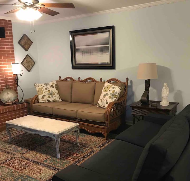 Nellie’s Lake Retreat Near LakePoint & Acworth Houses for Rent in