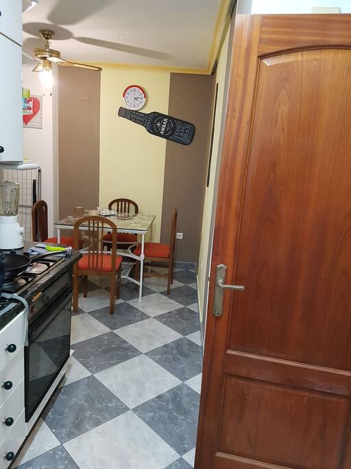 cocina equipada con mesa para desayuno