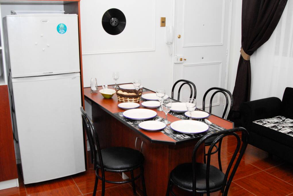 Vista cocina americana, hall.
