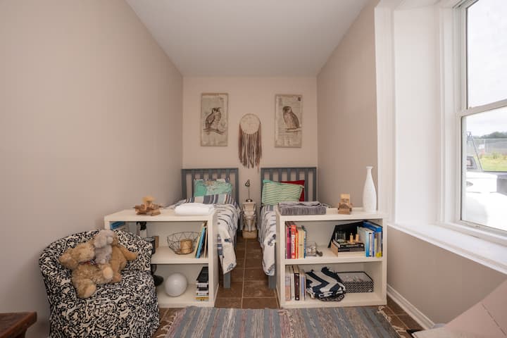 Два единечни кревета на главниот кат од камена куќа 