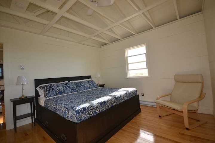 Главна спална соба (брачен кревет (широк 180-220 см)