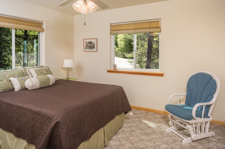 בחדר השינה השני למעלה יש מיטת קווין סייז וארון בגדים.