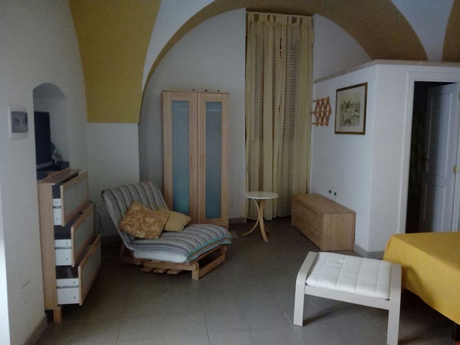Camera da letto con poltrona /letto