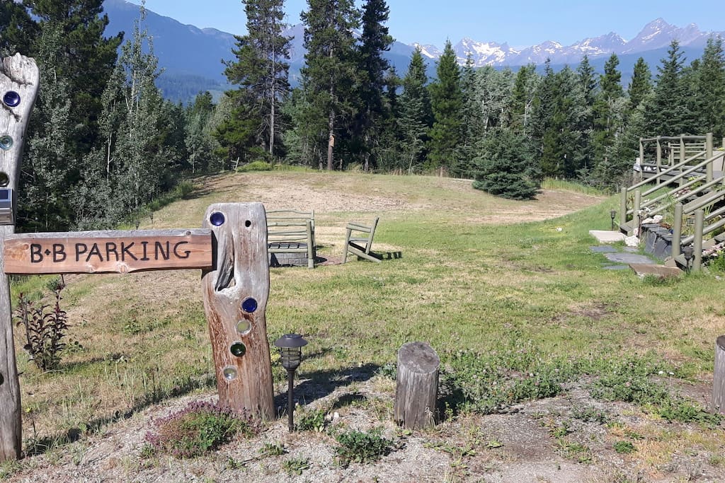 A close up of B&B guests parking sign
