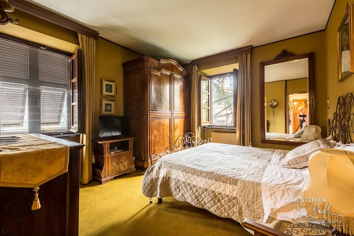 Двойната спалня с изглед към градините