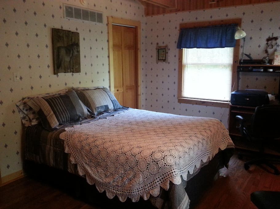 Queen bed small closet