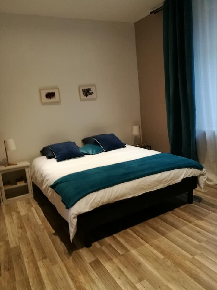 Priestranná izba s úložným priestorom 