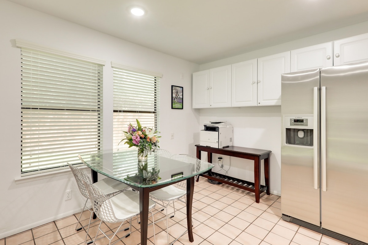 ★Great For Exploring the SoCo Area - Sleeps 6!★