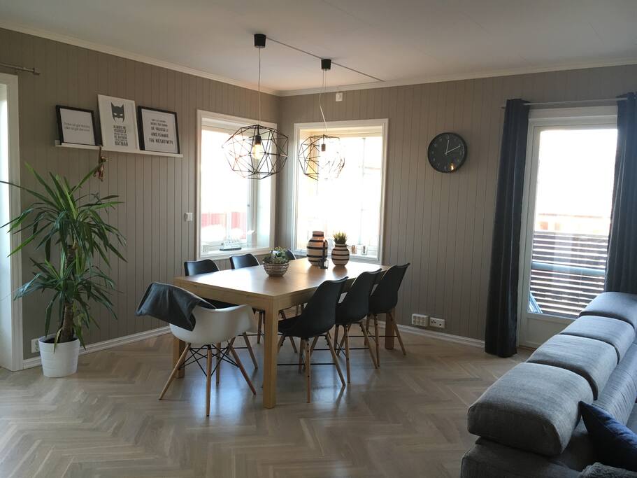 Spisebord i hjørnet av stua
