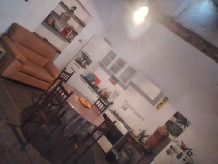 Casa 2 quartos, com estacionamento