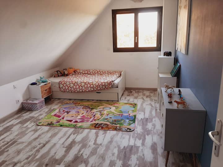 儿童卧室，配有一张单人床和一张抽屉床