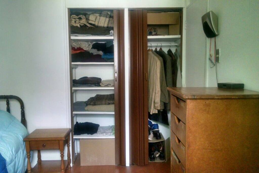 Closet doble y cajonera.