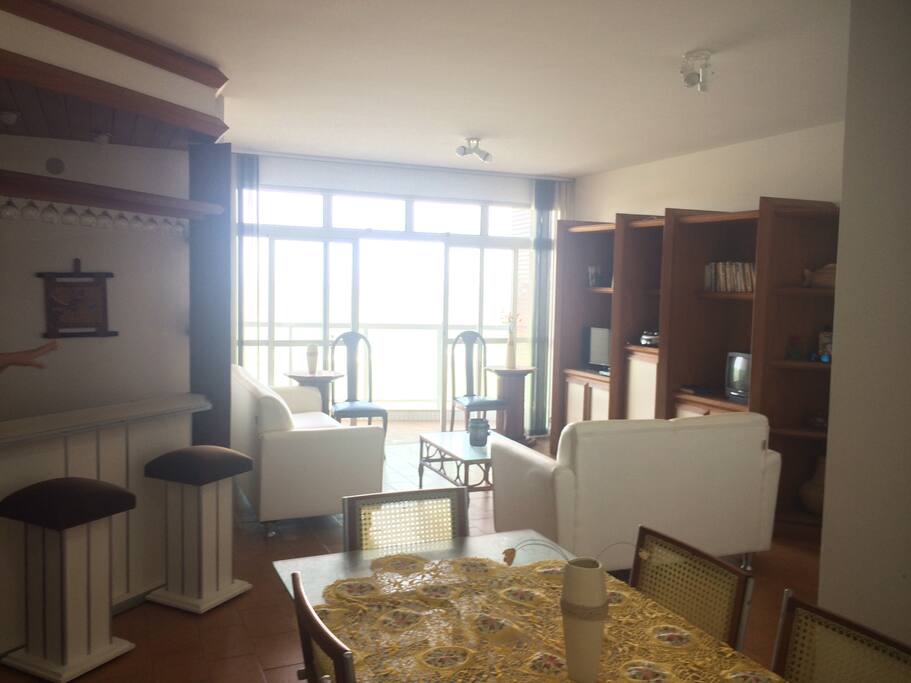 Mesa de jantar e sala de estar