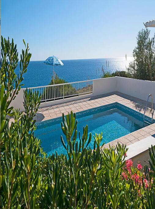 La vue sur mer depuis la piscine privée