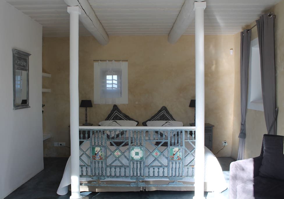 LE CLOS LES EYDINS : chambre Château LA CANORGUE