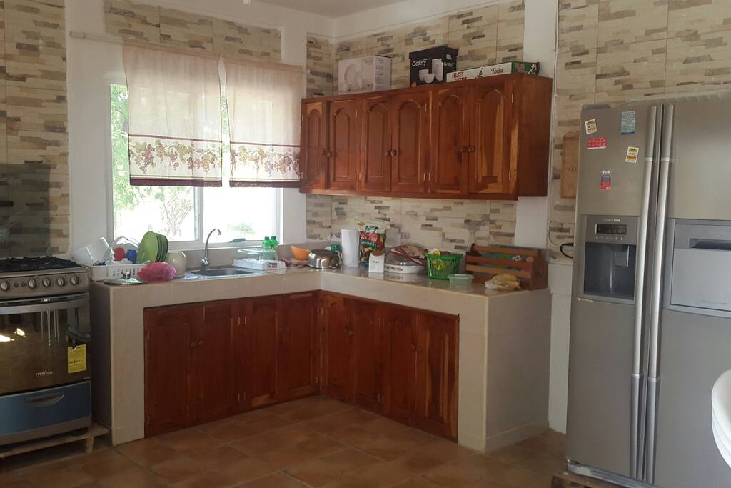 La casa está equipada con una cocina cómoda y amplia