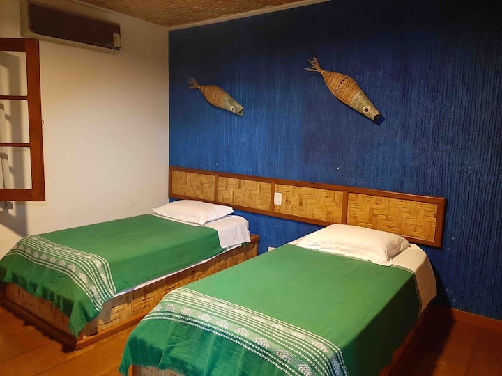 חדר יחיד בקומה הראשונה. 2 מיטות יחיד 