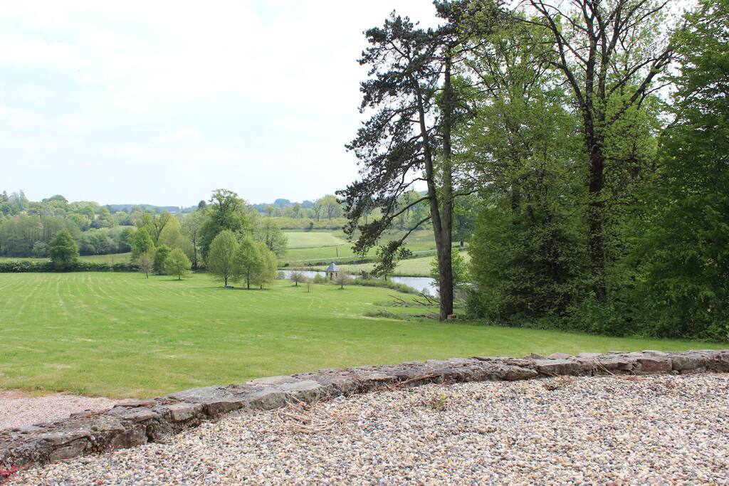 Le vue du château sur notre étang.