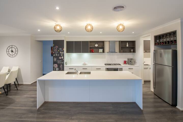 Hillside Torquay – Sleeps 17 – Strictly Family gallery image 5