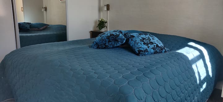 غرفة نوم منفصلة في الطابق الأرضي.
السرير: 180 + 200 سم