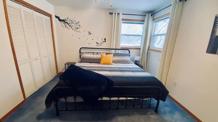 Dormitorio principal con cama tamaño king