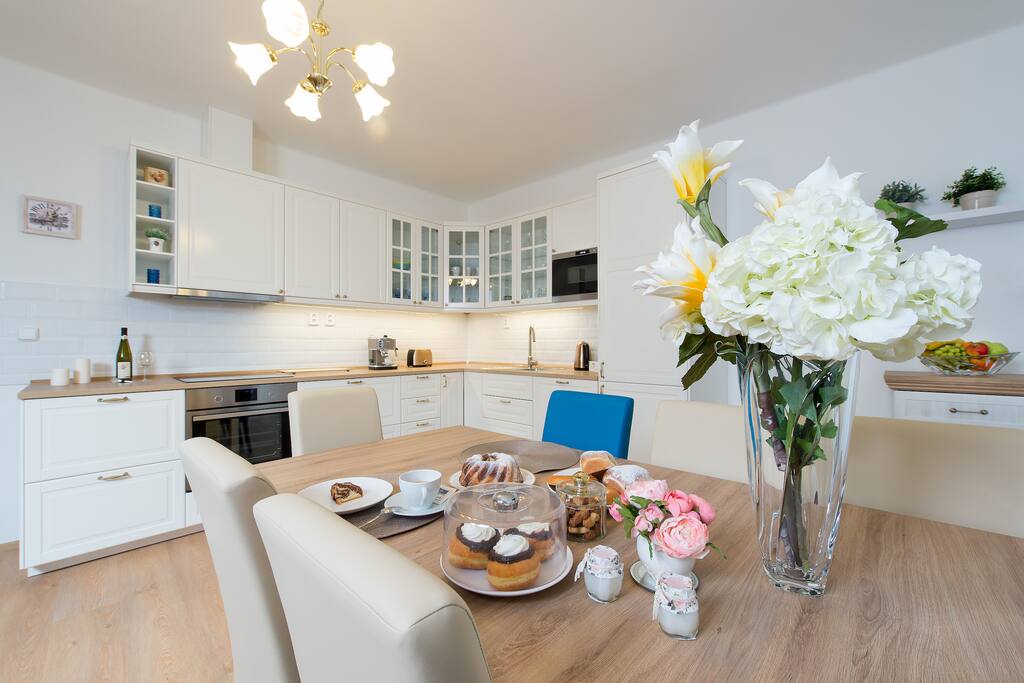 Dining area & Kitchen: decoration