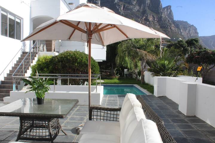 Cozy Camps Bay House with sea & Mountain View’s gallery image 4