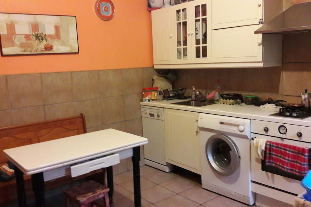 Cocina equipada con horno , lavavajillas , lavadora , microondas y nevera
