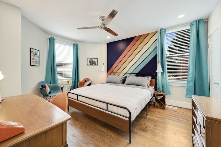 Massive Mid-century Marvel: 5 Bedrooms And Parking - Washington, D.C.