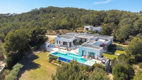 Exquisite secluded Villa Monte with infinity pool