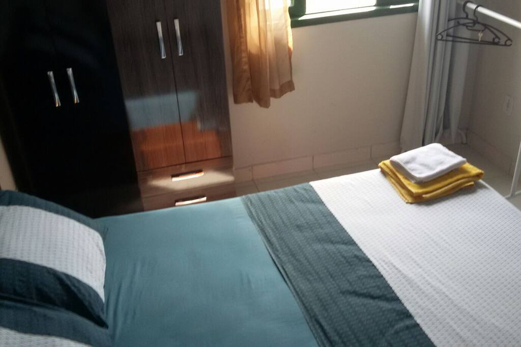 Quarto com cama casal so