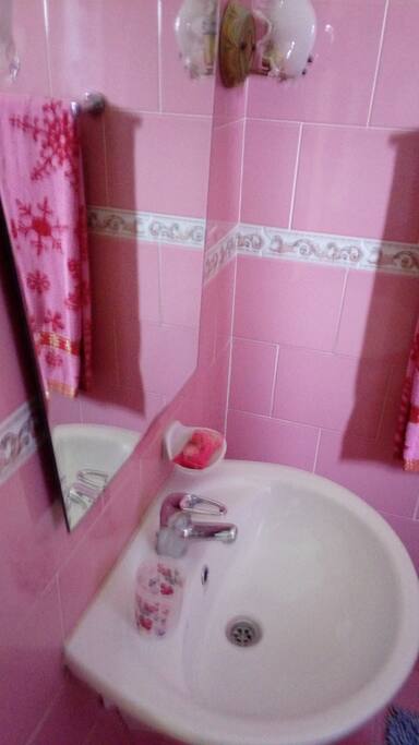 Other view of the bathroom