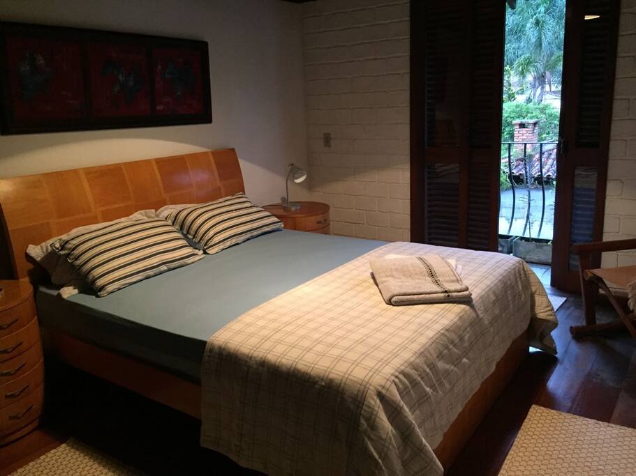 Quarto de frente para a Piscina e Jardim